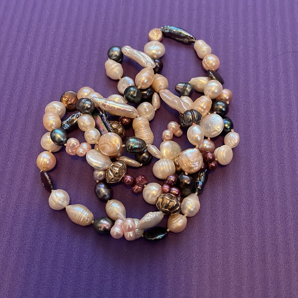 Mixed river petals. Long necklace. Made in Peru